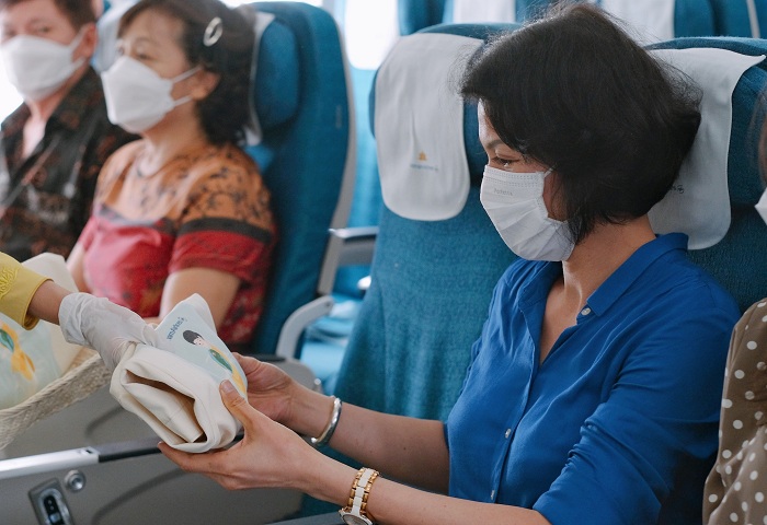 Hành khách trên chuyến bay VN416 từ Hà Nội đến Seoul (Hàn Quốc) ngày 14/5 được chào đón đặc biệt với món quà là túi vải và thiệp truyền tải thông điệp bảo vệ môi trường, được sản xuất từ vật liệu thân thiện môi trường.